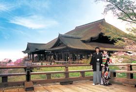 名刹「清水寺」の舞台でも、婚礼写真の撮影が可能。