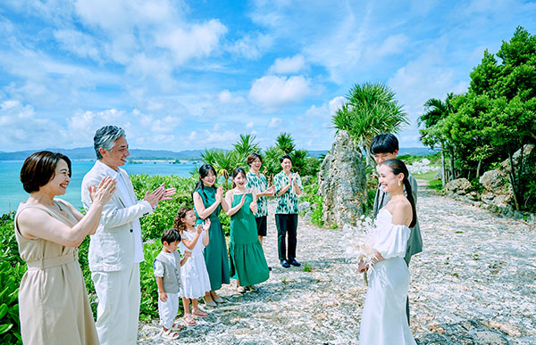沖縄結婚式の家族の服装