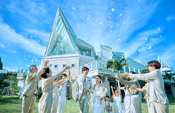 家族のみや少人数での沖縄結婚式の費用相場。必要な料金は？
