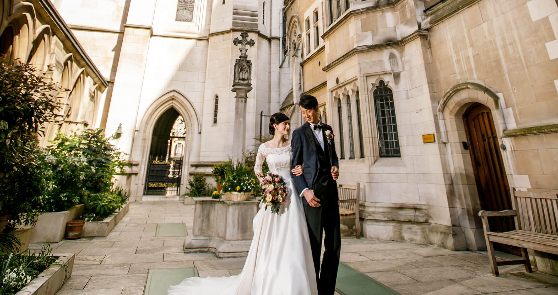 写真:パリならではの荘厳な結婚式
