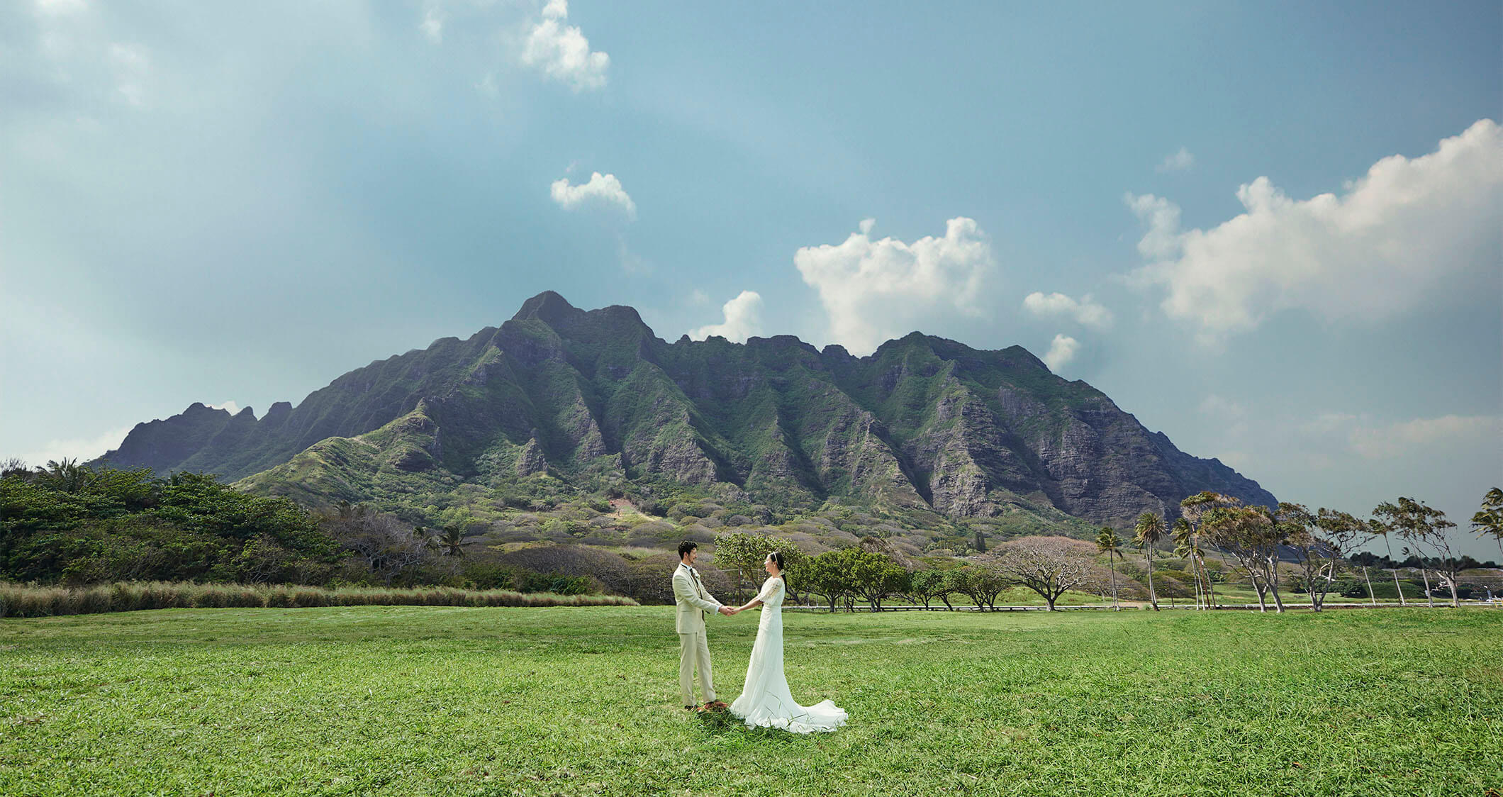 写真:海と山の絶景を独占できる神秘に満ちた聖地でウェディングフォト撮影