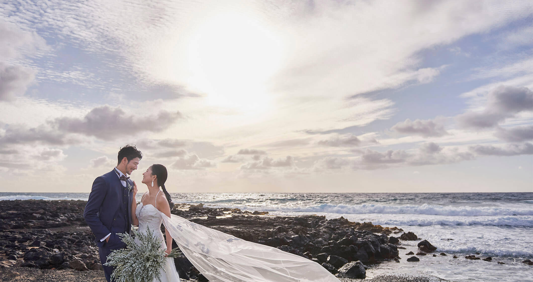 写真:海と山の絶景を背景にしたウェディングフォト撮影