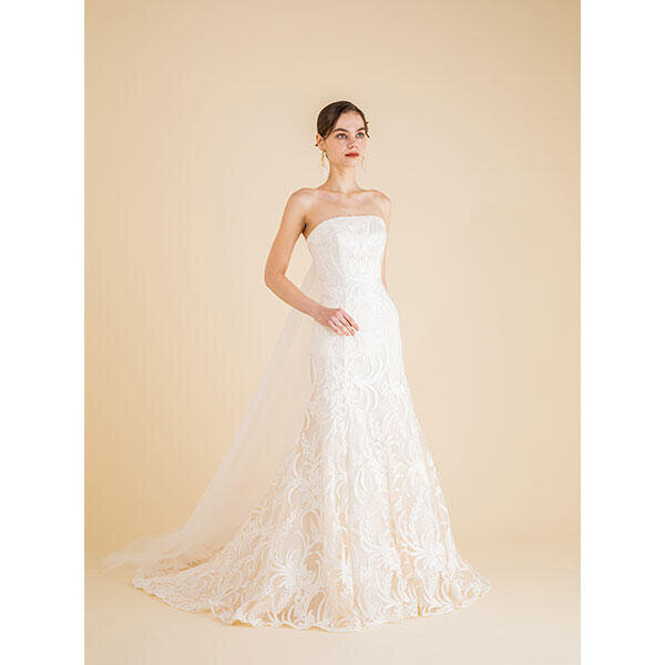 長いトレーンのウェディングドレス