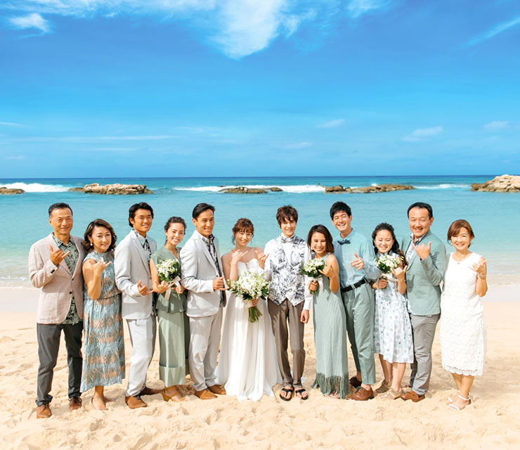 写真:ハワイの結婚式に参列するゲストの服装。アロハコーデやハワイアンドレスについて