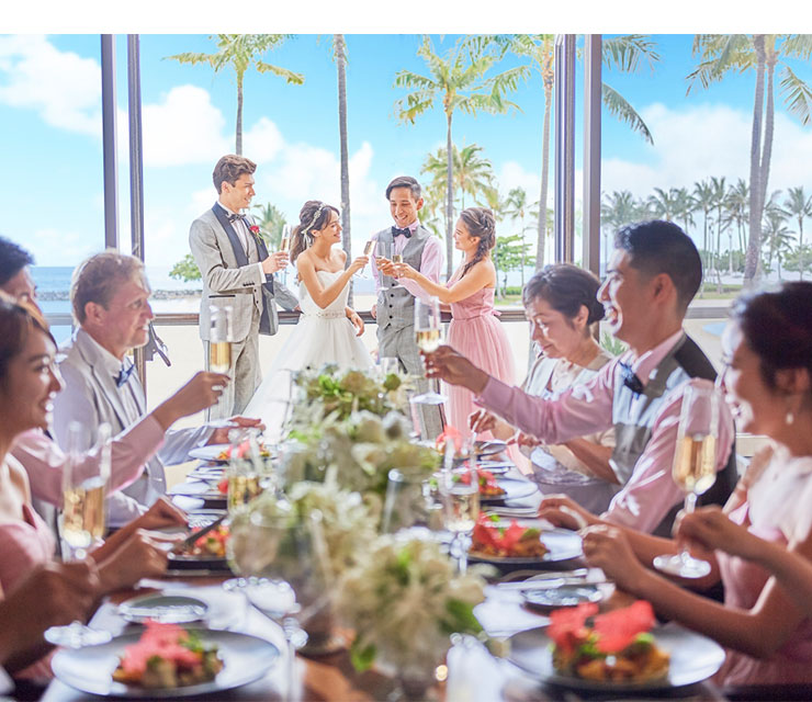 写真:家族や親族10人ほどを招待するハワイ結婚式の費用相場や負担方法