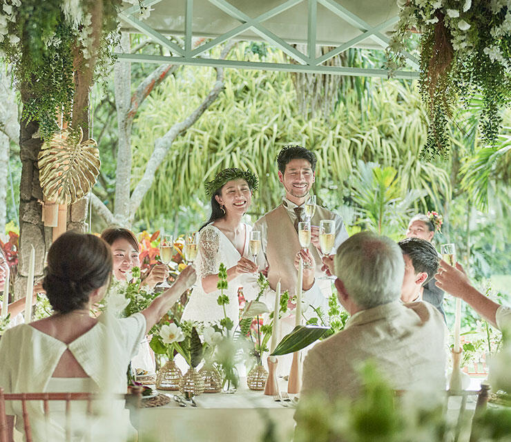 写真:家族や親族10人ほどを招待するハワイ結婚式の費用相場や負担方法