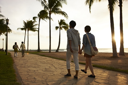 『ワタベウェディング』×映画『岸辺の旅』コラボ企画
-「夫婦の旅」に関するアンケート調査発表-
ふたりで旅行に行ったことのある夫婦のうち約8割が
「旅行を通じて相手に惚れ直したことがある」！
～約８割以上が夫婦でハワイや沖縄など「リゾート」に旅行したいと回答～
