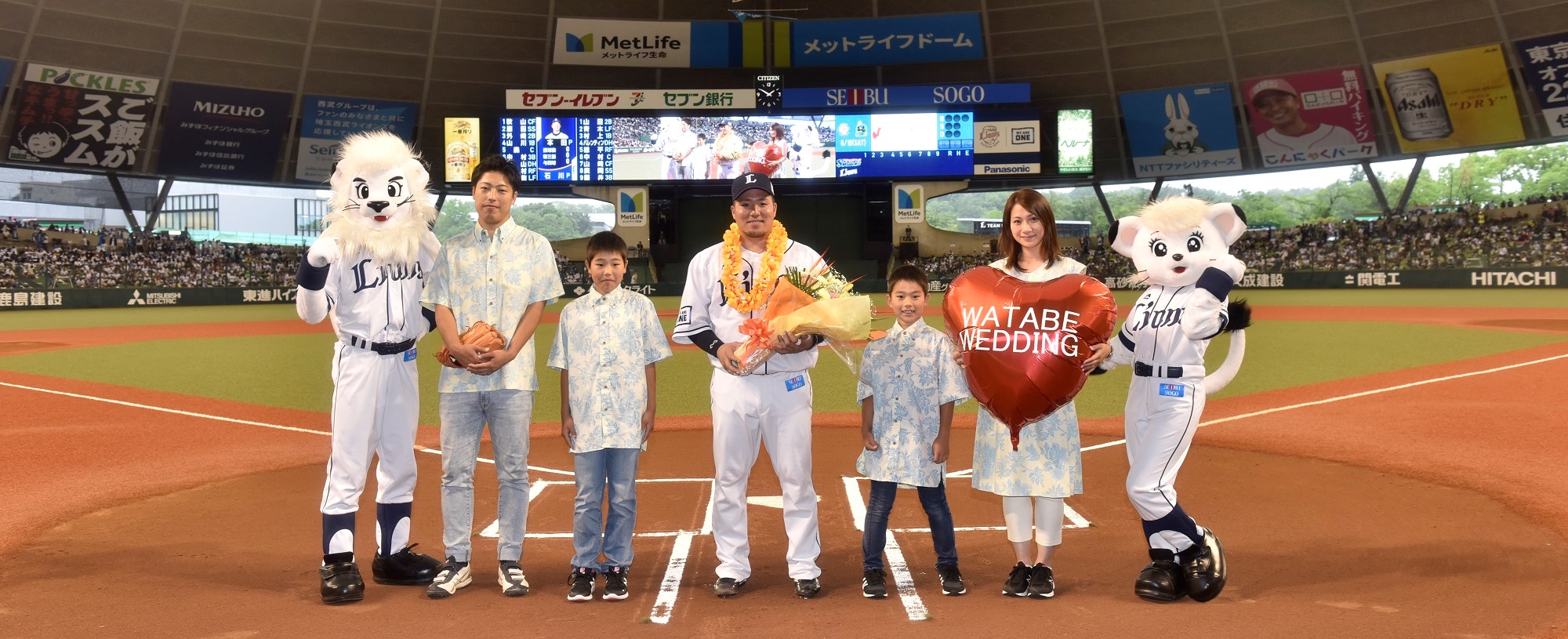 <山川穂高選手と始球式を行った松岡様ご家族のセレモニー終了後の記念撮影>※写真: ©SEIBU Lions 写真を使用する際は「©SEIBU Lions」を入れてください