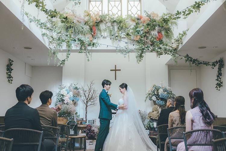 家族のみの結婚式の流れを徹底解説！身内だけで行う挙式の費用、おすすめ演出も解説のアイキャッチ画像