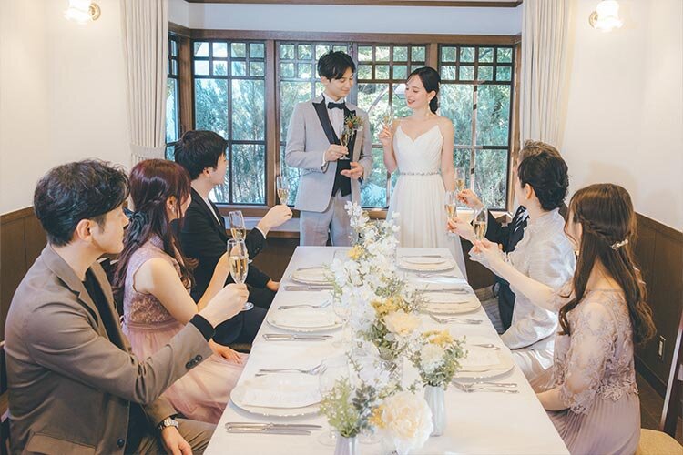会食付きフォトウェディングのプランが人気！少人数の食事会を叶えるためのガイドのアイキャッチ画像