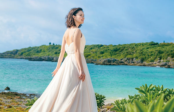 沖縄の結婚式に映えるウェディングドレス