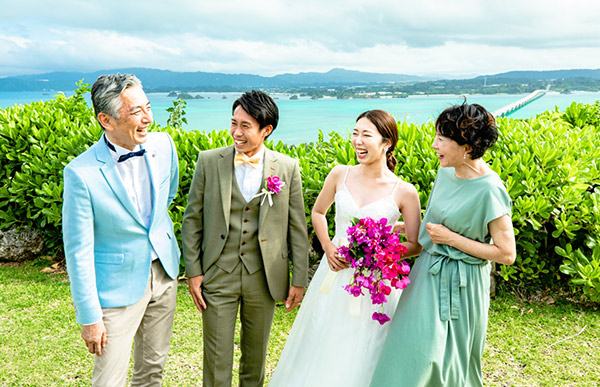沖縄結婚式の家族の服装