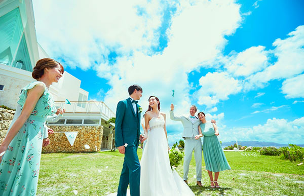 家族のみや少人数での沖縄結婚式の費用相場。必要な料金は？