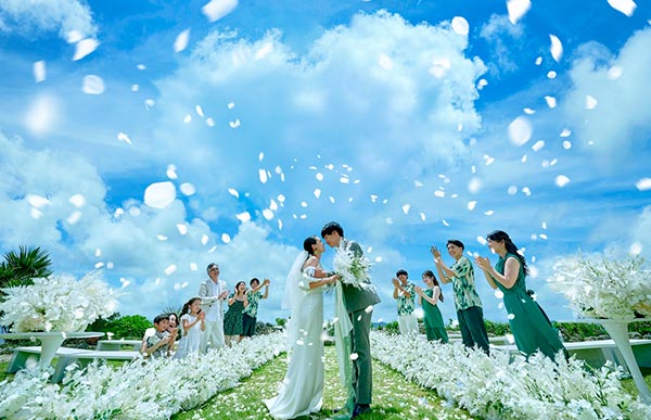 家族や親しい人だけ招待する少人数結婚式を沖縄リゾートで。魅力やメリットは？