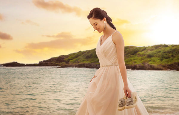 沖縄リゾートウェディングの雰囲気にぴったりなウェディングドレス