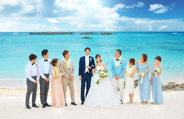沖縄の結婚式に参列するゲストの服装&旅行の服装は?季節ごとに解説