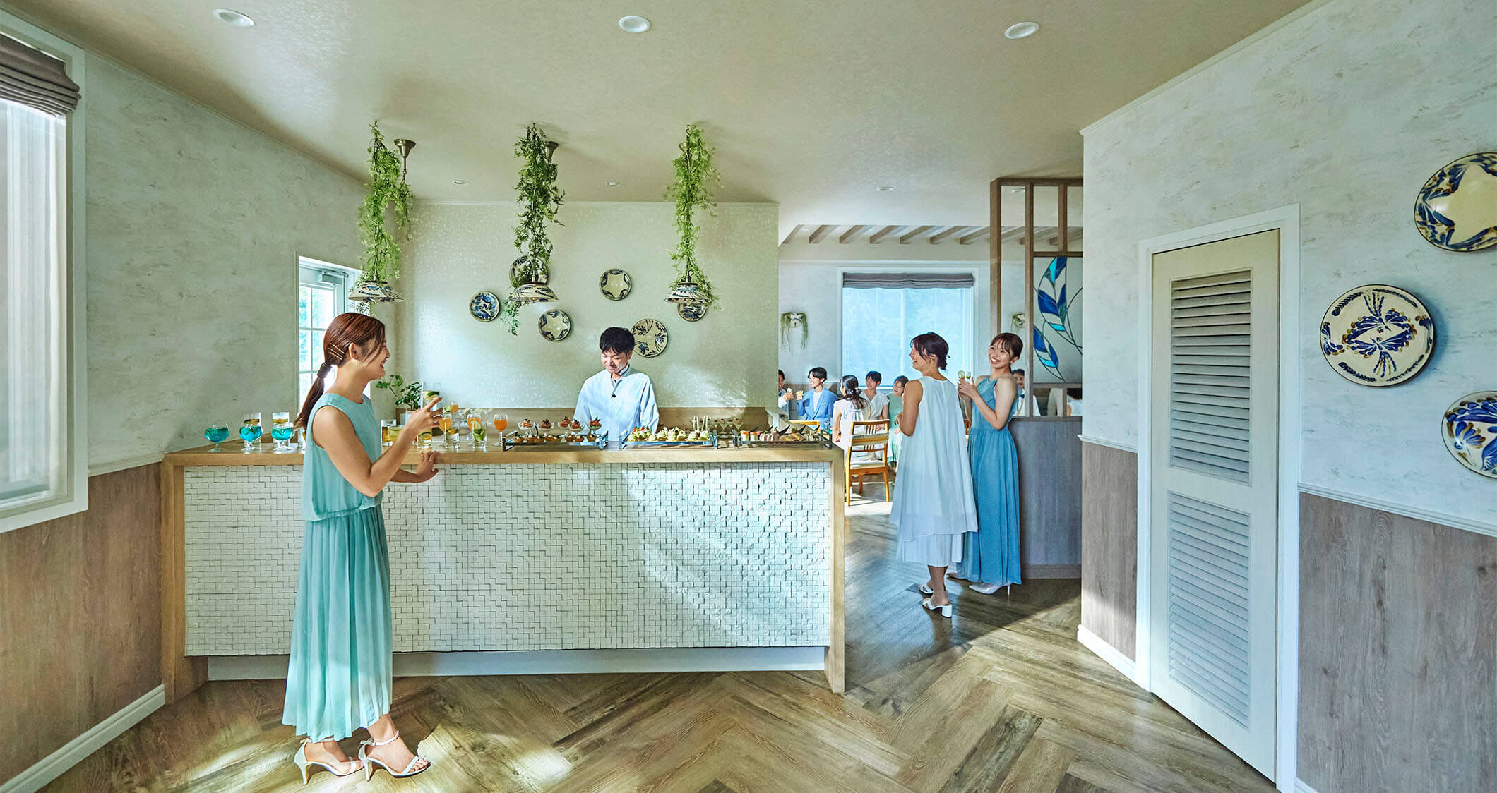 写真:ペンダントライトやウォールアートに読谷村の伝統工芸品「やちむん」を使用し温かい雰囲気のゲストラウンジ