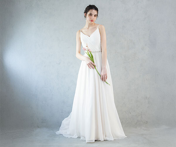 青い海に映えるドレスLILY 1