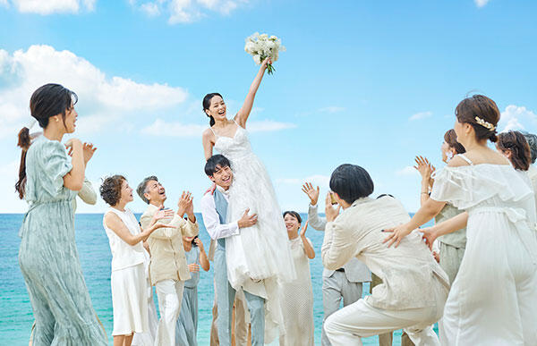 沖縄の春・秋の結婚式に参列する服装とコーディネート