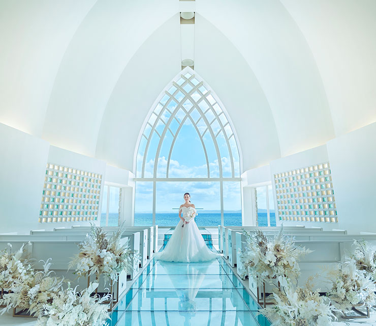 写真:万座の教会の魅力！家族を招待する沖縄挙式と新婚旅行におすすめの会場