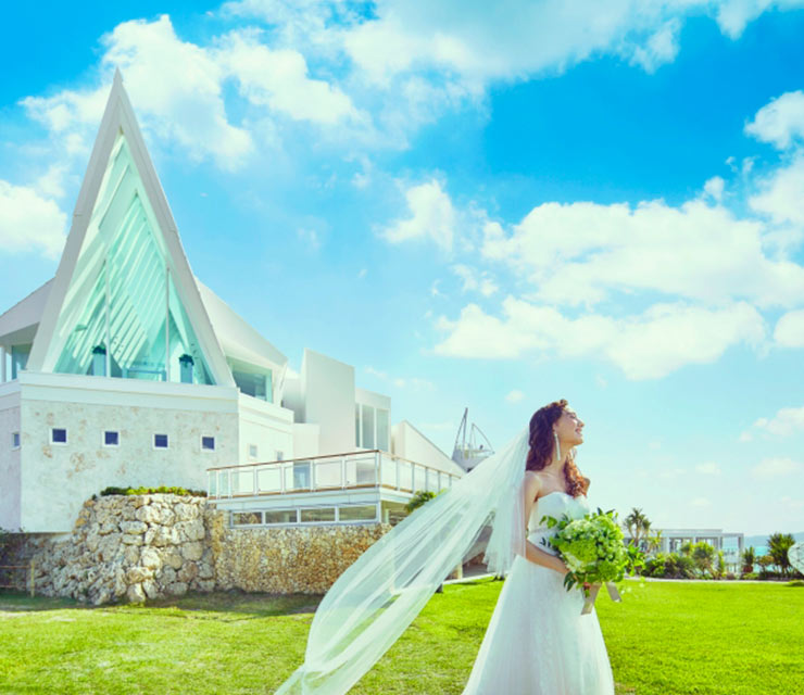 写真:沖縄で結婚式を挙げる時の費用相場！予算と旅費はどのくらい必要？