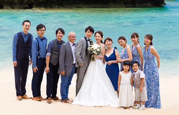 沖縄の結婚式に参列するゲストの服装 人気のかりゆしコーデや気をつけたいマナー 沖縄の結婚式 挙式なら ワタベウェディング