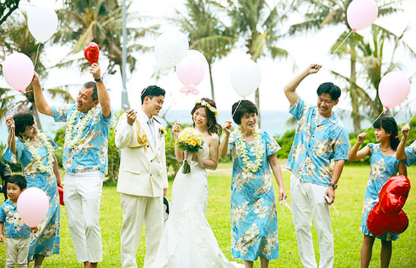 沖縄の結婚式に参列するゲストの服装！人気のかりゆしコーデや気をつけ