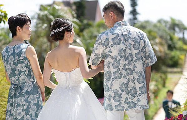沖縄の結婚式に参列する親の服装とコーディネート