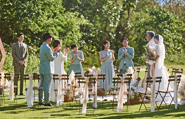 沖縄の冬の結婚式に参列する服装とコーディネート