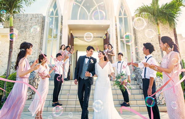 沖縄の結婚式に参列するゲストの服装！人気のかりゆしコーデや気をつけ