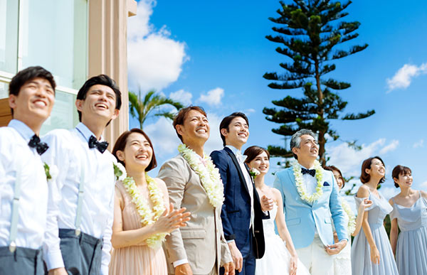 沖縄のようなリゾート地での結婚式に参列するための服装
