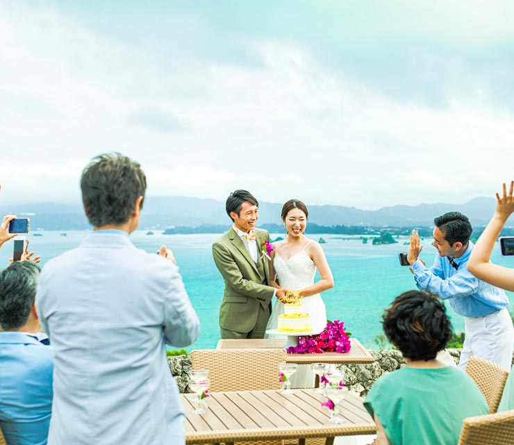 写真:家族のみ招待する沖縄挙式の費用相場！家族旅行と結婚式をセットにして思い出を作ろう