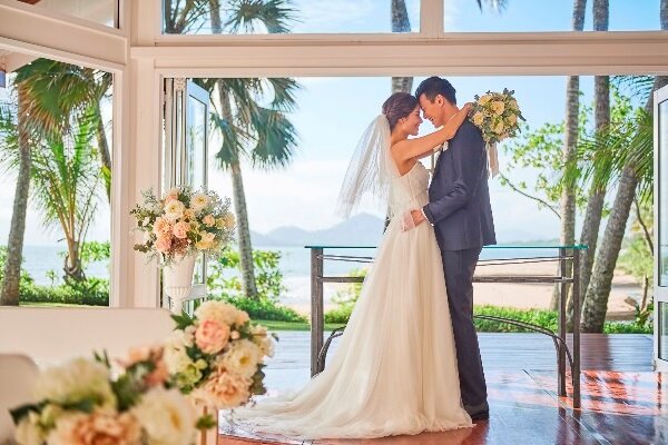 パームツリーと海に包まれた、贅沢なチャペルフォト