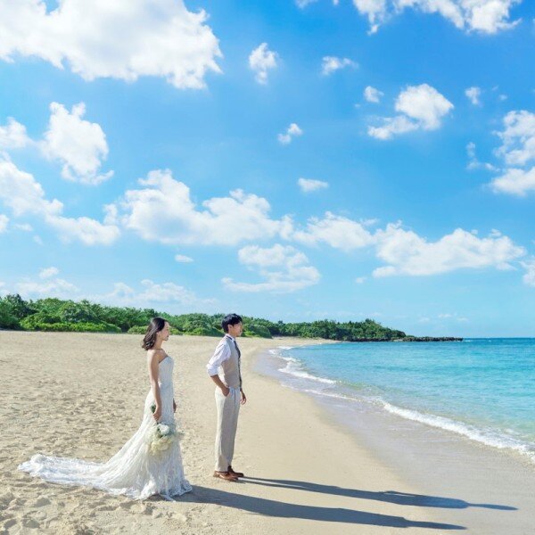 美しい海を目の前に抱く白亜のチャペル