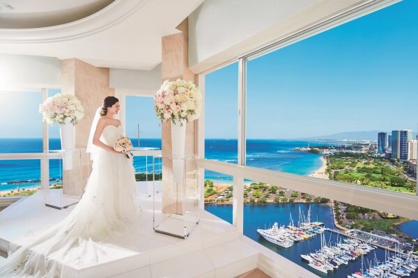 天空のチャペルとクラシカルな街並みの人気スポットで