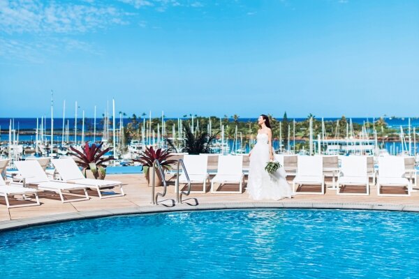 天空のチャペルとクラシカルな街並みの人気スポットで