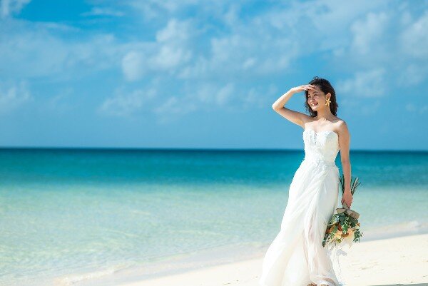 華麗なステンドグラスの独立型チャペルでのプレミアム感