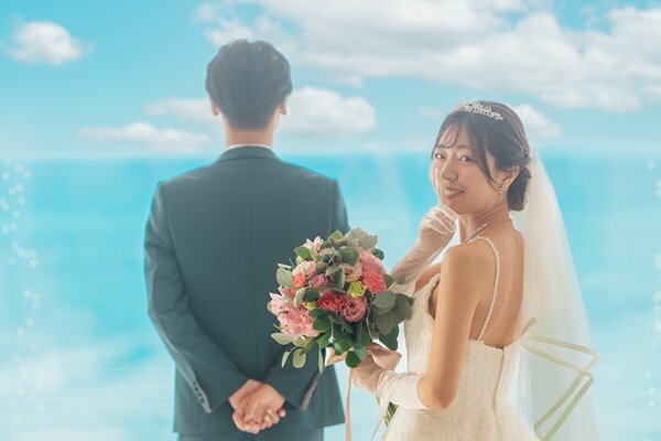 美しい背景と共に笑顔溢れる瞬間を