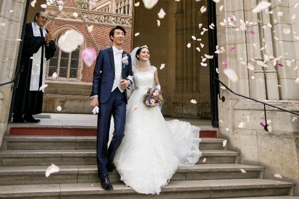 厳かな教会で誓う　美しい愛
