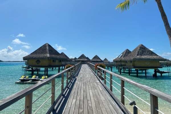 本島沿いに佇む、親密感のあるラグジュアリーリゾート