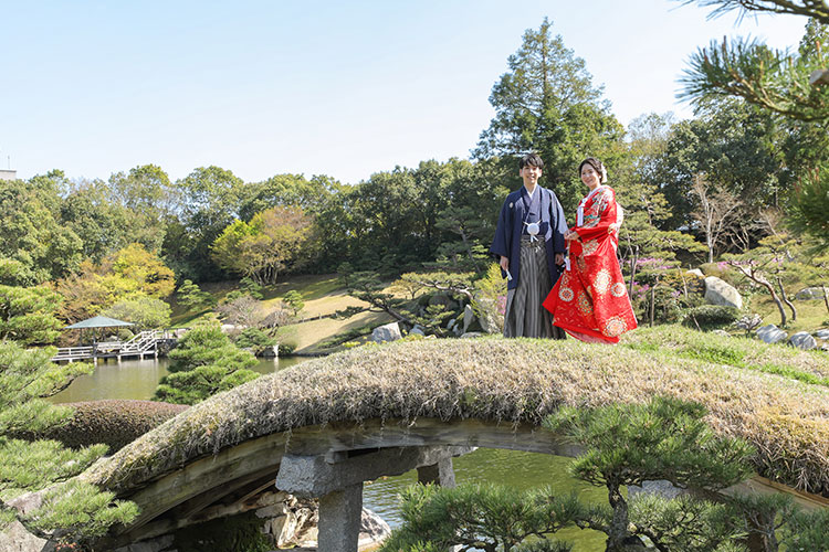 広島三景園の日本庭園で和装のカップルがゆったりとした前撮り撮影
