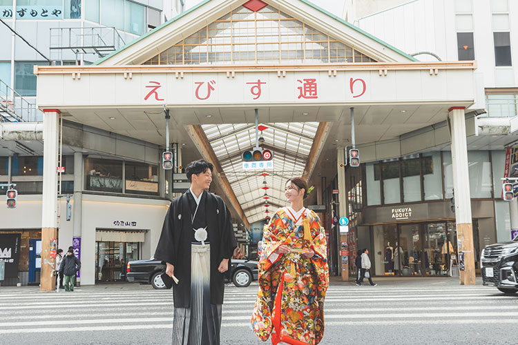 広島本通り商店街のアーケードで和装姿で歩くカップルのフォトウェディング