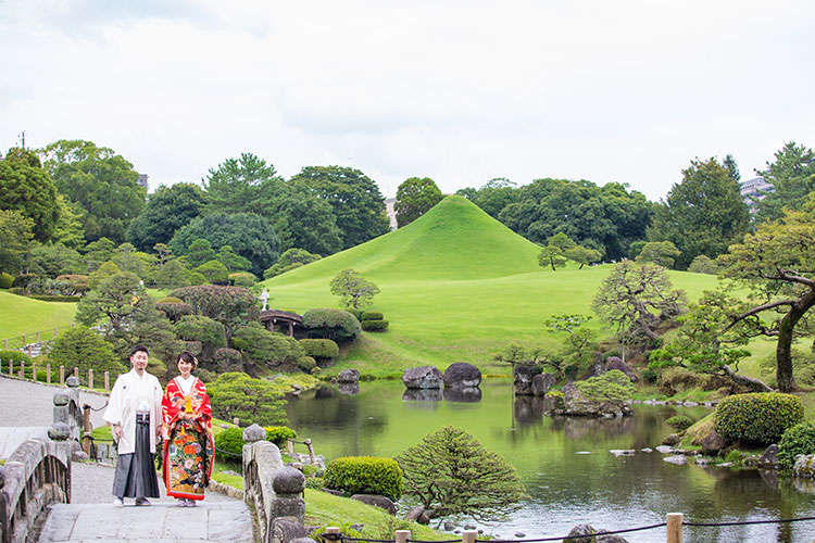 水前寺公園で撮影する和装のカップル"
