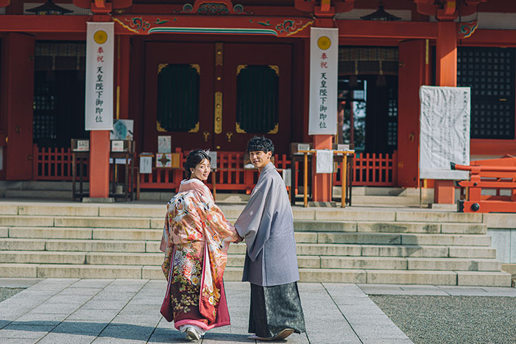 藤崎八旛宮で撮影する和装のカップル