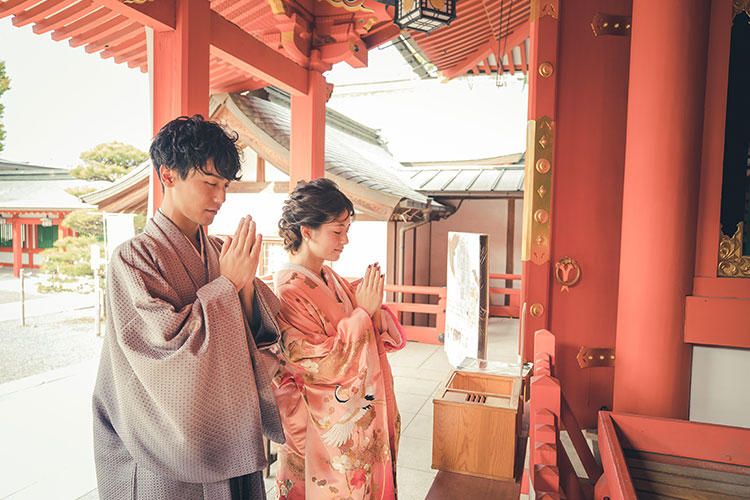 神社で和装の前撮り撮影をするカップル