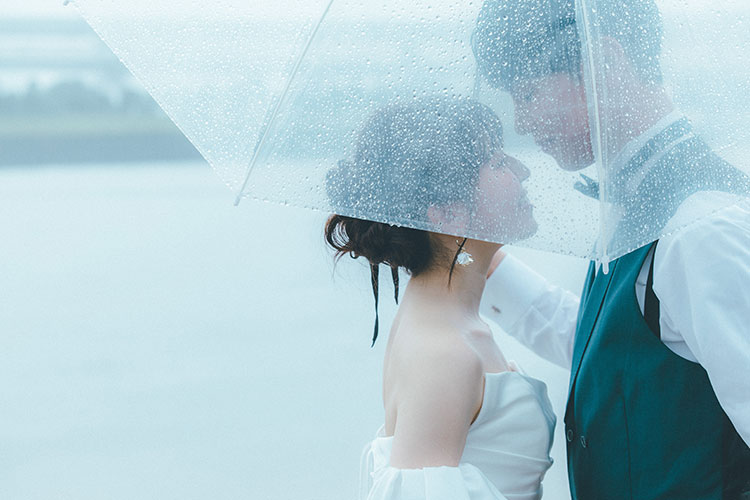 前撮りの雨は最悪じゃない！後悔しない3つの選択肢と対策のアイキャッチ画像