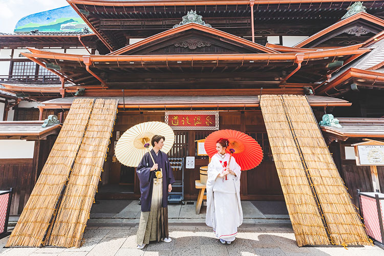 道後温泉のレトロな街並みを背景にした前撮りのイメージ