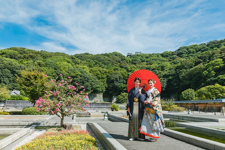 二之丸史跡庭園を背景にした松山でのフォトウェディングのイメージ
