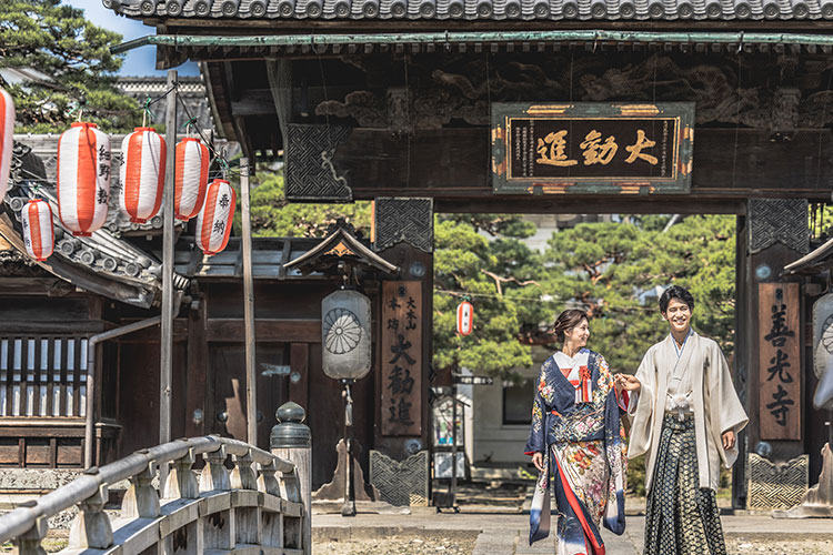 長野・善光寺の参道で色打掛をまとった花嫁の和装前撮り