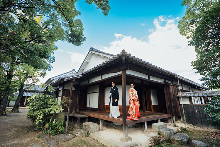 和装で日本庭園でおこなうフォトウェディングのふたり